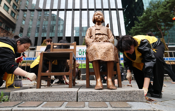 [뉴스1 PICK]소녀상, 수요시위서 6년 만에 철창 밖으로 나오다