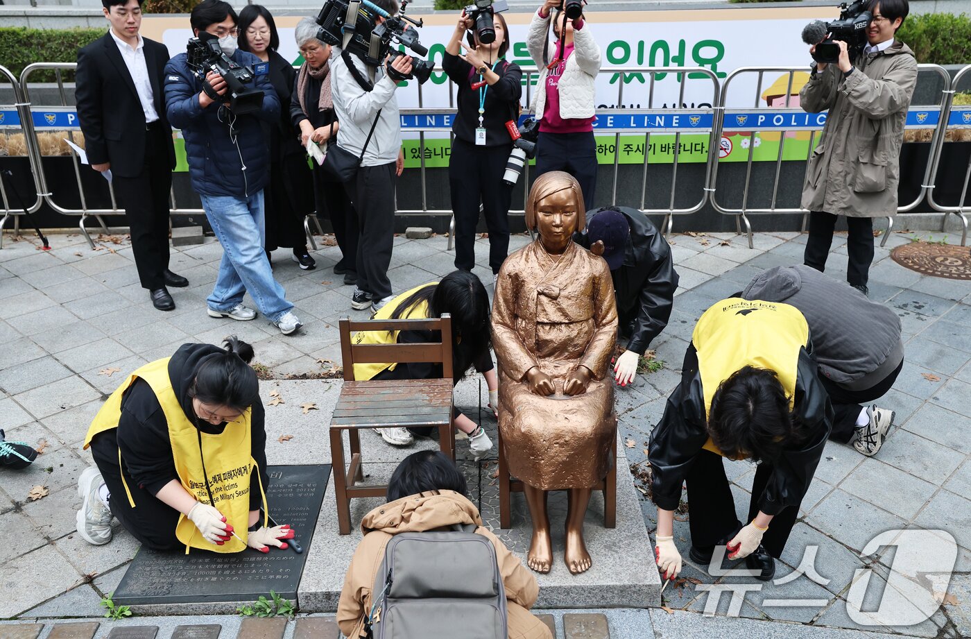 본문 이미지 - 1일 서울 종로구 옛 주한 일본대사관 앞에서 열린 제1746차 일본군 성노예제 문제해결을 위한 정기 수요시위에 앞서 정의기억연대 관계자들이 6년 여 만에 바리케이드가 철거된 평화의 소녀상의 묵은 때를 벗기고 있다.  2026.4.1 ⓒ 뉴스1 오대일 기자
