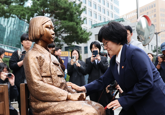 약 6년 만에 펜스 걷은 소녀상에 성평등부 장관 깜짝 방문