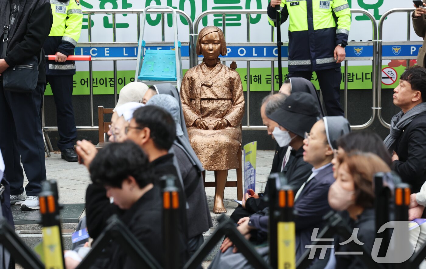 본문 이미지 - 1일 서울 종로구 옛 주한 일본대사관 앞에서 제1746차 일본군 성노예제 문제해결을 위한 정기 수요시위가 열리고 있다.  2026.4.1 ⓒ 뉴스1 오대일 기자