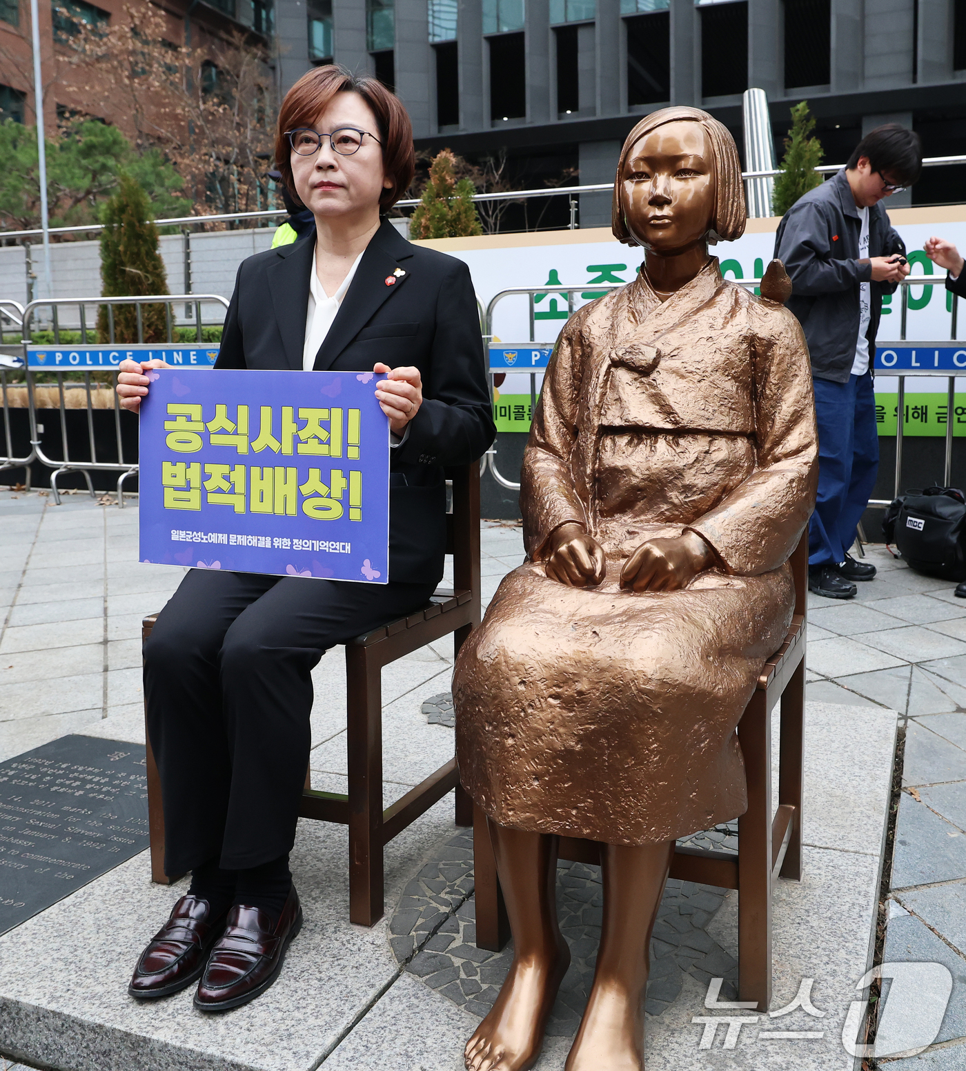 (서울=뉴스1) 오대일 기자 = 이나영 정의기억연대 이사장이 1일 서울 종로구 옛 주한 일본대사관 앞에서 제1746차 일본군 성노예제 문제해결을 위한 정기 수요시위에 앞서 바리케이 …