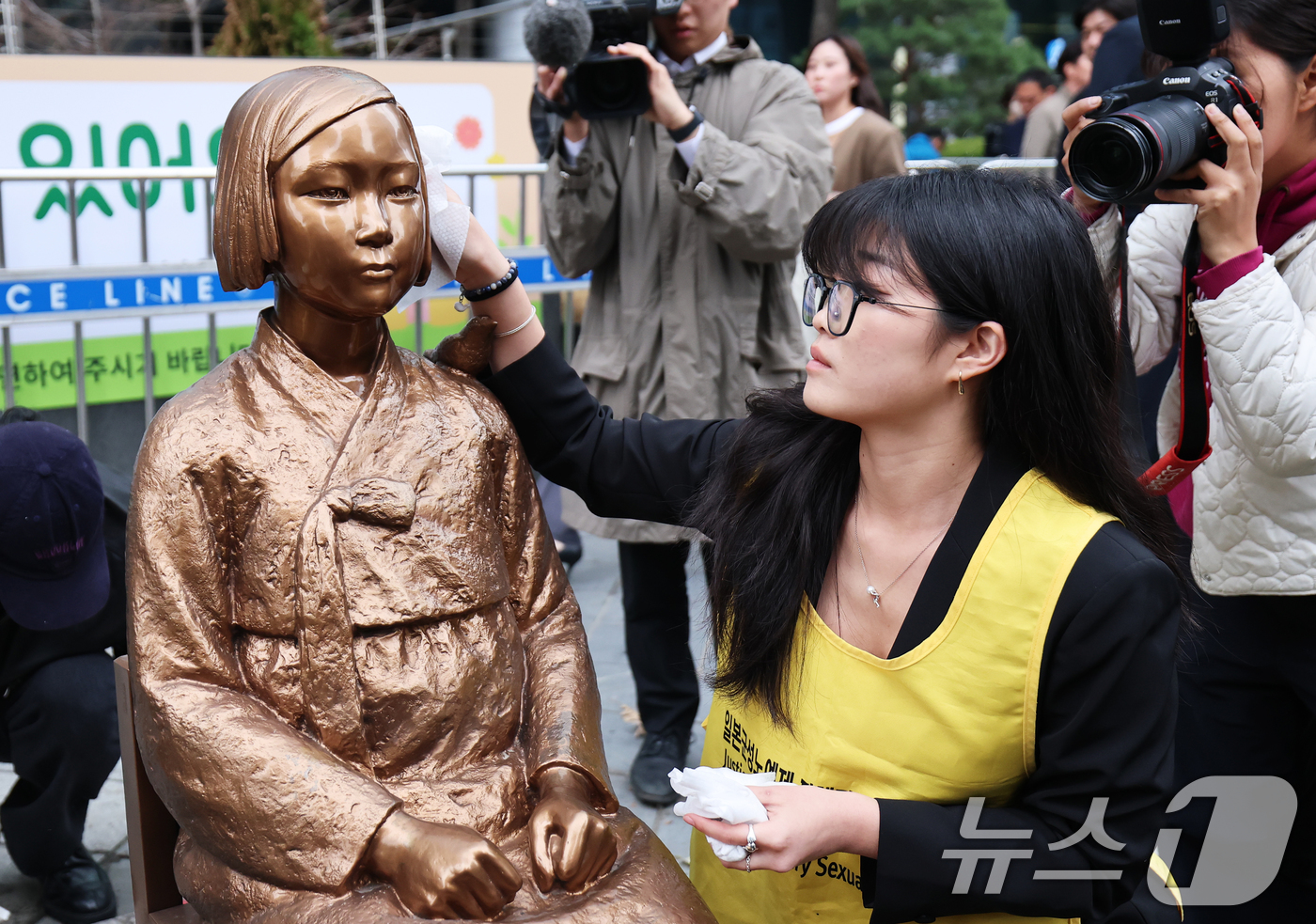 (서울=뉴스1) 오대일 기자 = 1일 서울 종로구 옛 주한 일본대사관 앞에서 열린 제1746차 일본군 성노예제 문제해결을 위한 정기 수요시위에 앞서 정의기억연대 관계자들이 6년 여 …