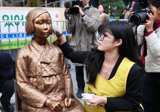 깨끗이 세안하는 소녀상