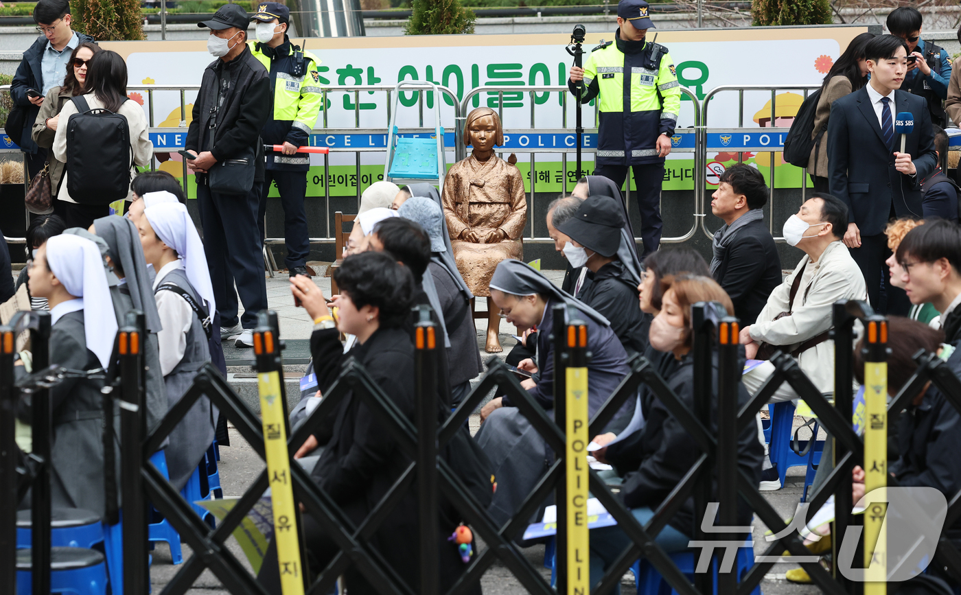 (서울=뉴스1) 오대일 기자 = 1일 서울 종로구 옛 주한 일본대사관 앞에서 제1746차 일본군 성노예제 문제해결을 위한 정기 수요시위가 열리고 있다.경찰은 이날 시위에 앞서 위안 …