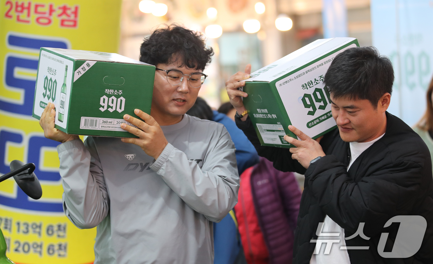 (대전=뉴스1) 김기태 기자 = 1일 대전 동구 신도꼼지락시장 내 후생사에서 선양소주가 ‘착한소주 990’ 출시 행사에서 시민이 소주를 박스채 구입하고 있다.선양소주는 소상공인시장 …