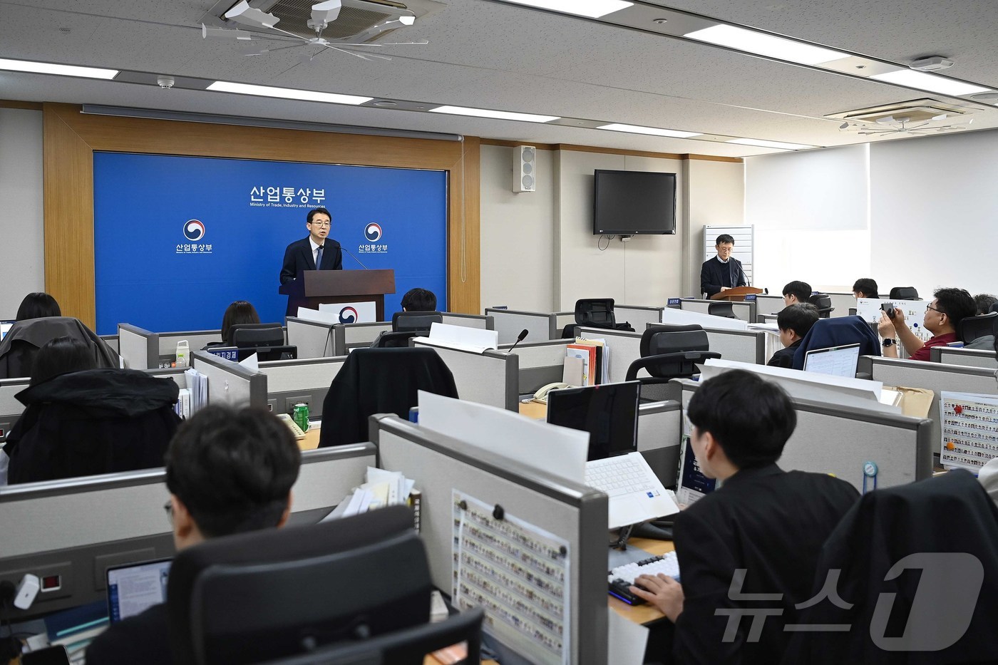 (서울=뉴스1) = 강감찬 산업통상부 무역투자실장이 1일 오전 정부세종청사 산업부 기자실에서 2026 3월 수출입 동향 브리핑을 하고 있다. 2026년 3월 수출은 전년 동월 대비 …