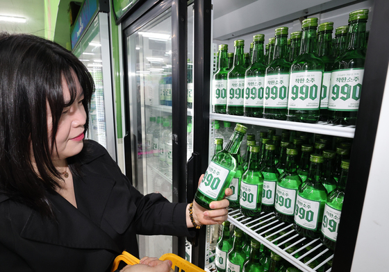 '믿을수가 없어' 소주 한병에 990원