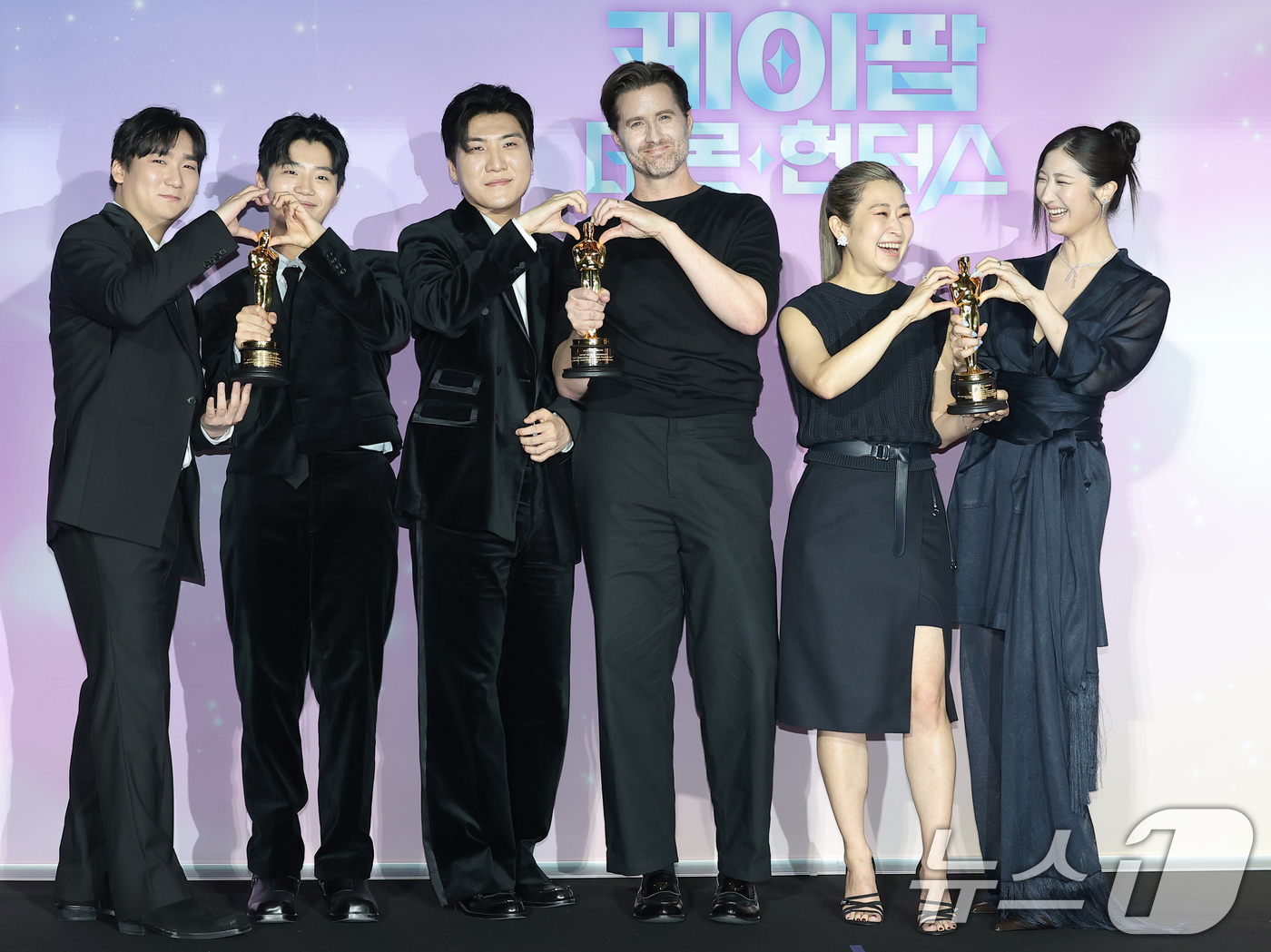 (서울=뉴스1) 권현진 기자 = IDO 남희동(왼쪽부터)과 이유한, 곽중규, 크리스 애플한스, 매기 강 감독, 이재가 1일 서울 용산구 CGV 용산아이파크몰에서 열린 넷플릭스 영화 …