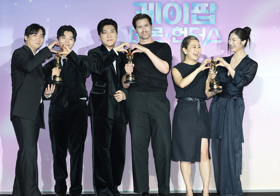 오스카 트로피에 하트 하는 '케데헌' 주역들