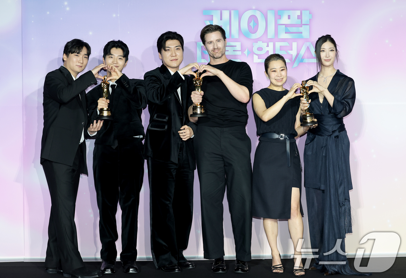(서울=뉴스1) 권현진 기자 = IDO 남희동(왼쪽부터)과 이유한, 곽중규, 크리스 애플한스 감독, 매기 강 감독, 이재가 1일 서울 용산구 CGV 용산아이파크몰에서 열린 넷플릭스 …