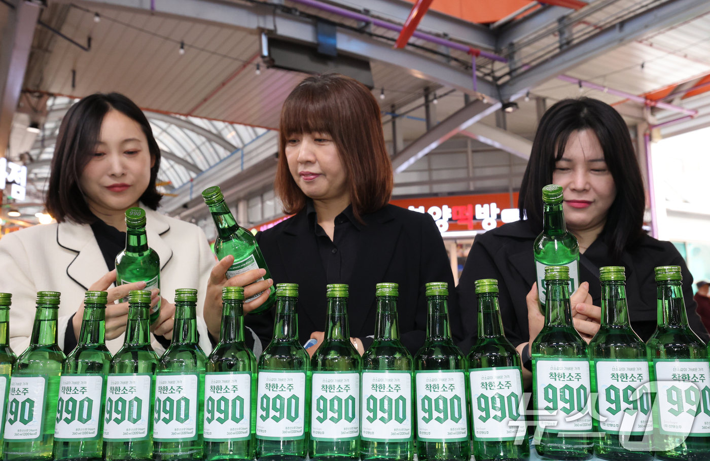 (대전=뉴스1) 김기태 기자 = 1일 대전 동구 신도꼼지락시장 내 후생사에서 선양소주가 ‘착한소주 990’ 출시 행사에서 시민이 소주를 살펴보고 있다.선양소주는 소상공인시장진흥공단 …