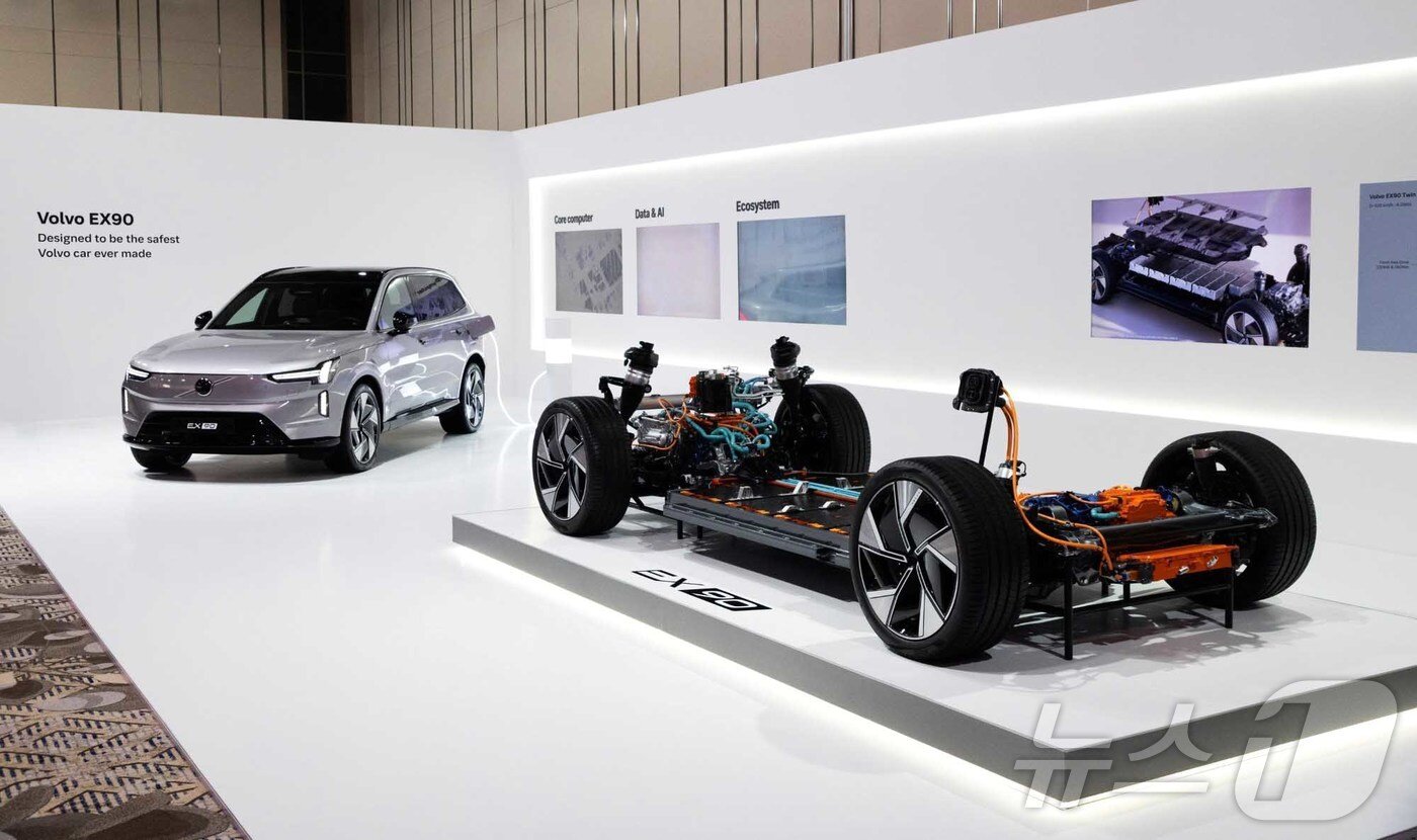 본문 이미지 - 1일 인천 중구 인스파이어 리조트에서 열린 볼보 EX90 국내 런칭 미디어 이벤트에 볼보 EX90과 하프컷이 전시되어 있다. (볼보자동차코리아 제공. 재판매 및 DB 금지) 2026.4.1 ⓒ 뉴스1