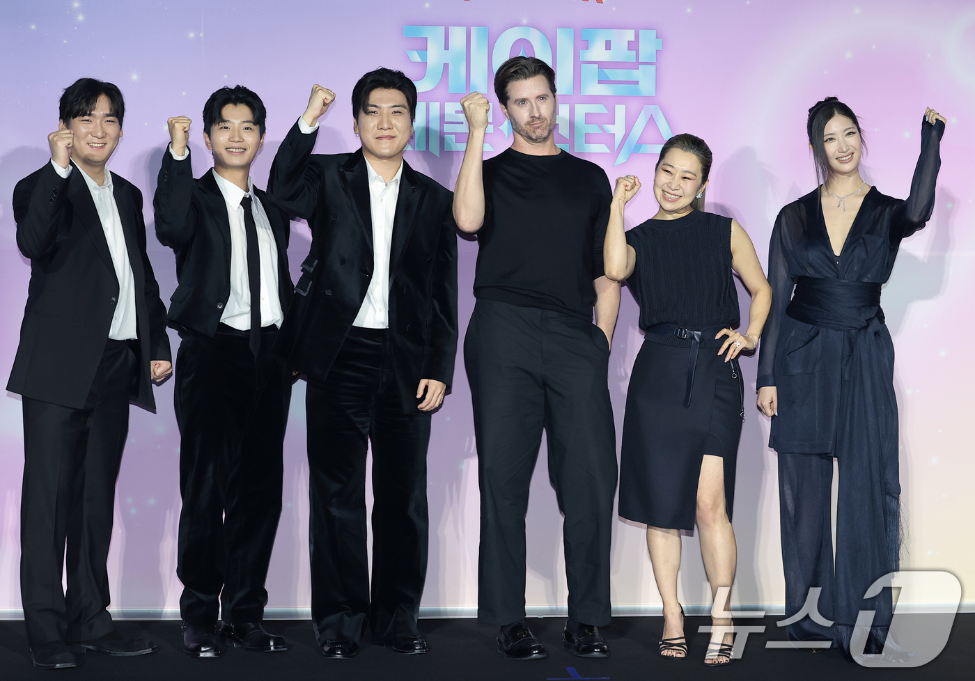 (서울=뉴스1) 권현진 기자 = IDO 남희동(왼쪽부터)과 이유한, 곽중규, 크리스 애플한스 감독, 매기 강 감독, 이재가 1일 서울 용산구 CGV 용산아이파크몰에서 열린 넷플릭스 …