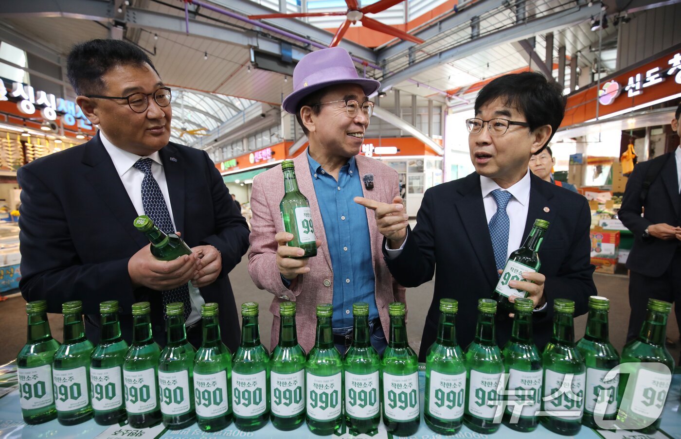 본문 이미지 - 1일 대전 동구 신도꼼지락시장 내 후생사에서 선양소주가 진행한 ‘착한소주 990’ 출시 행사에서 조웅래 선양소주 회장(가운데), 인태연 소상공인시장진흥공단 이사장(오른쪽), 김재면 한국수퍼체인유통사업협동조합 이사장이 제품에 대해 대화하고 있다. 2026.4.1 ⓒ 뉴스1 김기태 기자