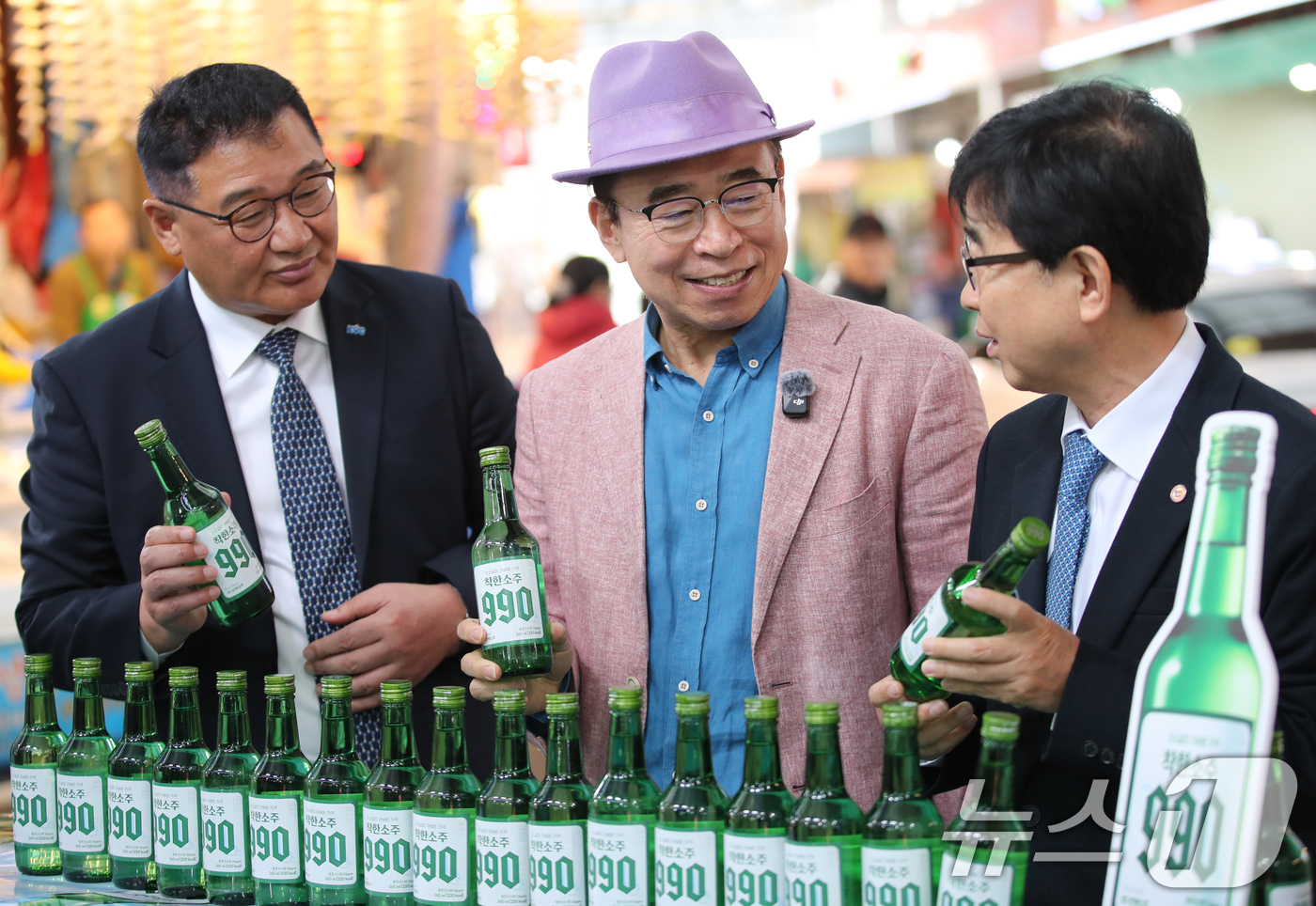(대전=뉴스1) 김기태 기자 = 1일 대전 동구 신도꼼지락시장 내 후생사에서 선양소주가 진행한 ‘착한소주 990’ 출시 행사에서 조웅래 선양소주 회장, 인태연 소상공인시장진흥공단 …