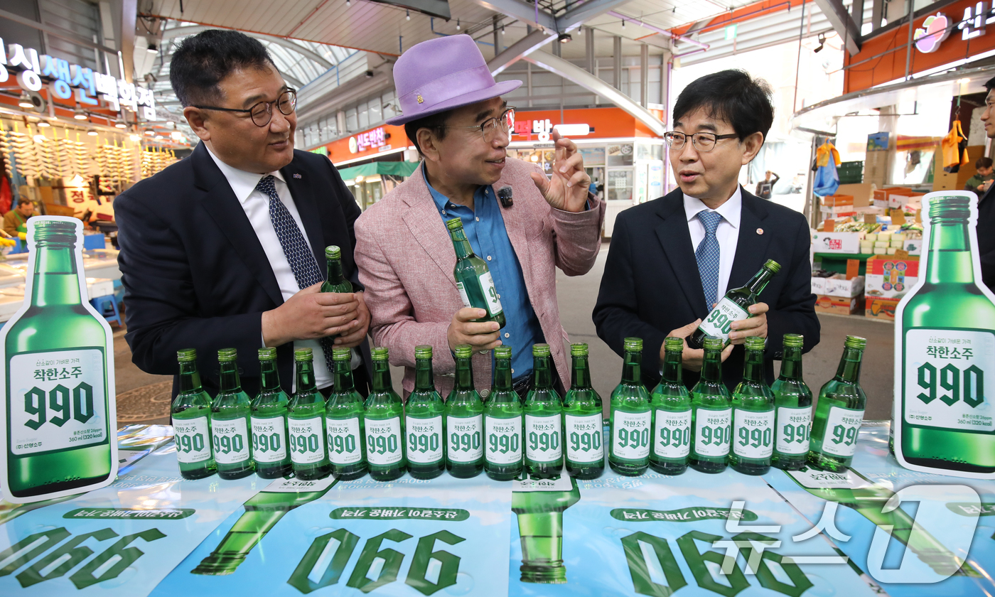(대전=뉴스1) 김기태 기자 = 1일 대전 동구 신도꼼지락시장 내 후생사에서 선양소주가 진행한 ‘착한소주 990’ 출시 행사에서 조웅래 선양소주 회장, 인태연 소상공인시장진흥공단 …