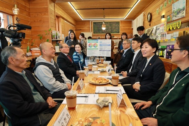 송미령 농식품부 장관, 옥천 '농어촌 기본소득' 시범사업 점검