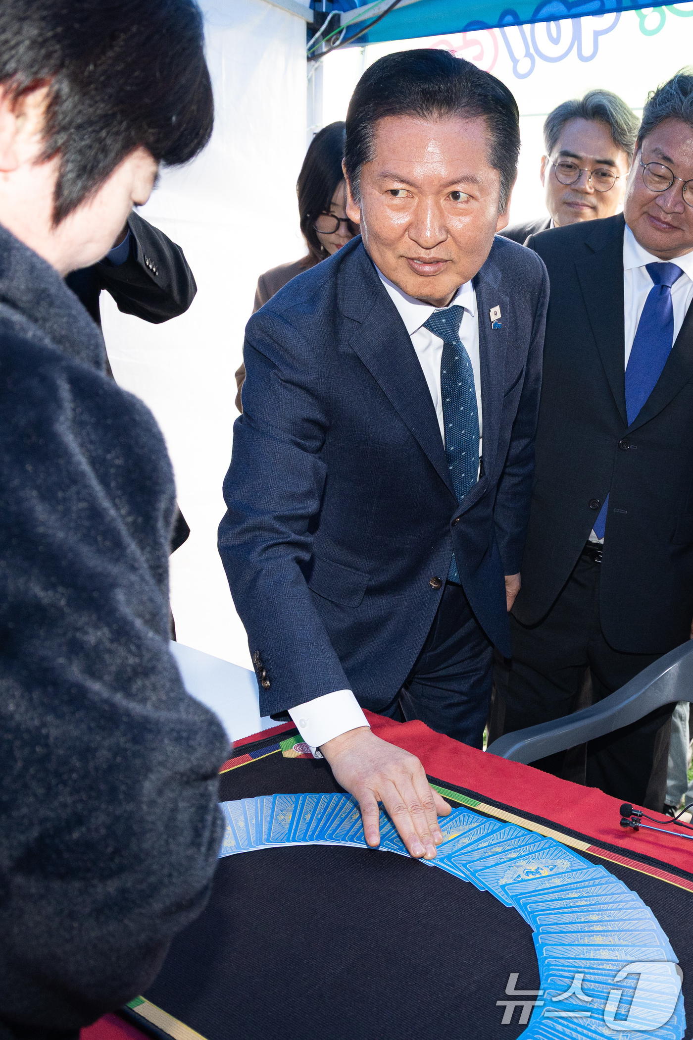 (철원=뉴스1) 유승관 기자 = 정청래 더불어민주당 대표가 1일 강원도 철원군 철원종합문화복지센터 다목적구장에서 열린 철원읍 승격 제95주년 기념 '철원읍민 화합대축전' 현장을 찾 …