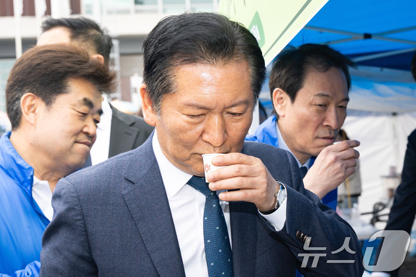 본문 이미지 - 더불어민주당 정청래 대표와 우상호 강원특별자치도지사 예비후보가 1일 강원도 철원군 철원종합문화복지센터 다목적구장에서 열린 철원읍 승격 제95주년 기념 '철원읍민 화합대축전' 현장을 찾아 막걸리 향을 맡고 있다. 2026.4.1 ⓒ 뉴스1 유승관 기자