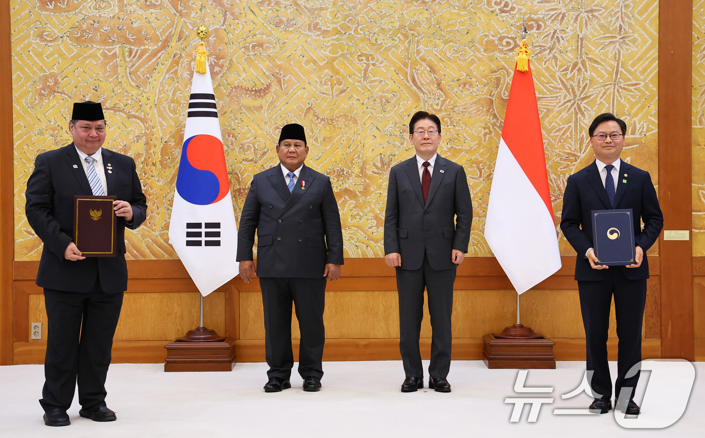 (서울=뉴스1) 이재명 기자 = 김성범 해양수산부 차관과 아이를랑가 하르타르토 경제조정부 장관이 1일 청와대에서 이재명 대통령과 프라보워 수비안토 인도네시아 대통령이 임석한 가운데 …