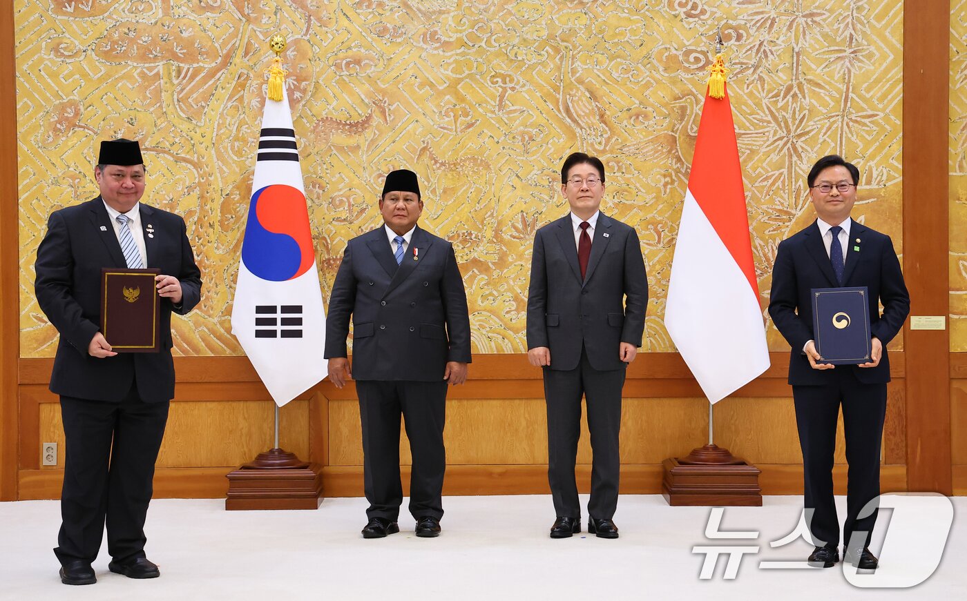 본문 이미지 - 김성범 해양수산부 차관과 아이를랑가 하르타르토 경제조정부 장관이 1일 청와대에서 이재명 대통령과 프라보워 수비안토 인도네시아 대통령이 임석한 가운데 해양플랜트 서비스산업 협력에 관한 양해각서를 체결한 뒤 기념촬영을 하고 있다. 2026.4.1 ⓒ 뉴스1 이재명 기자