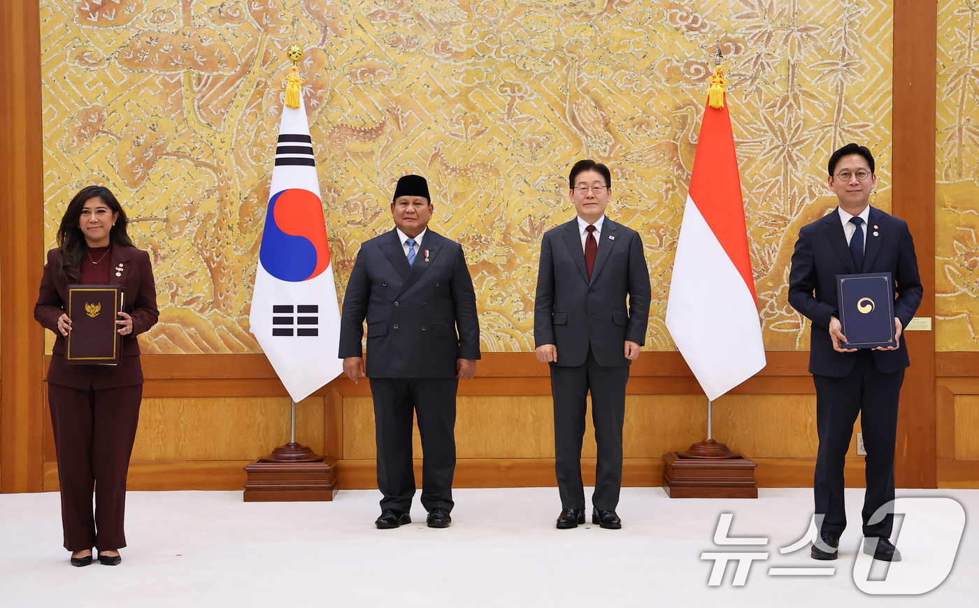 (서울=뉴스1) 이재명 기자 = 배경훈 부총리 겸 과학기술정보통신부 장관과 무티야 하피드 통신디지털부 장관이 1일 청와대에서 이재명 대통령과 프라보워 수비안토 인도네시아 대통령이 …