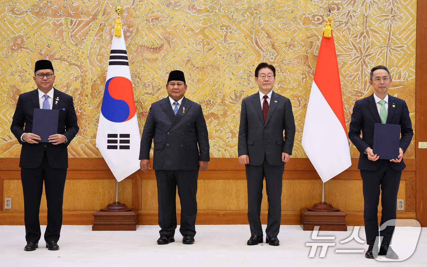 (서울=뉴스1) 이재명 기자 = 황기연 한국수출입은행장과 로산 퍼르카산 루슬라니 국부펀드 다난타라 기관장이 1일 청와대에서 이재명 대통령과 프라보워 수비안토 인도네시아 대통령이 임 …