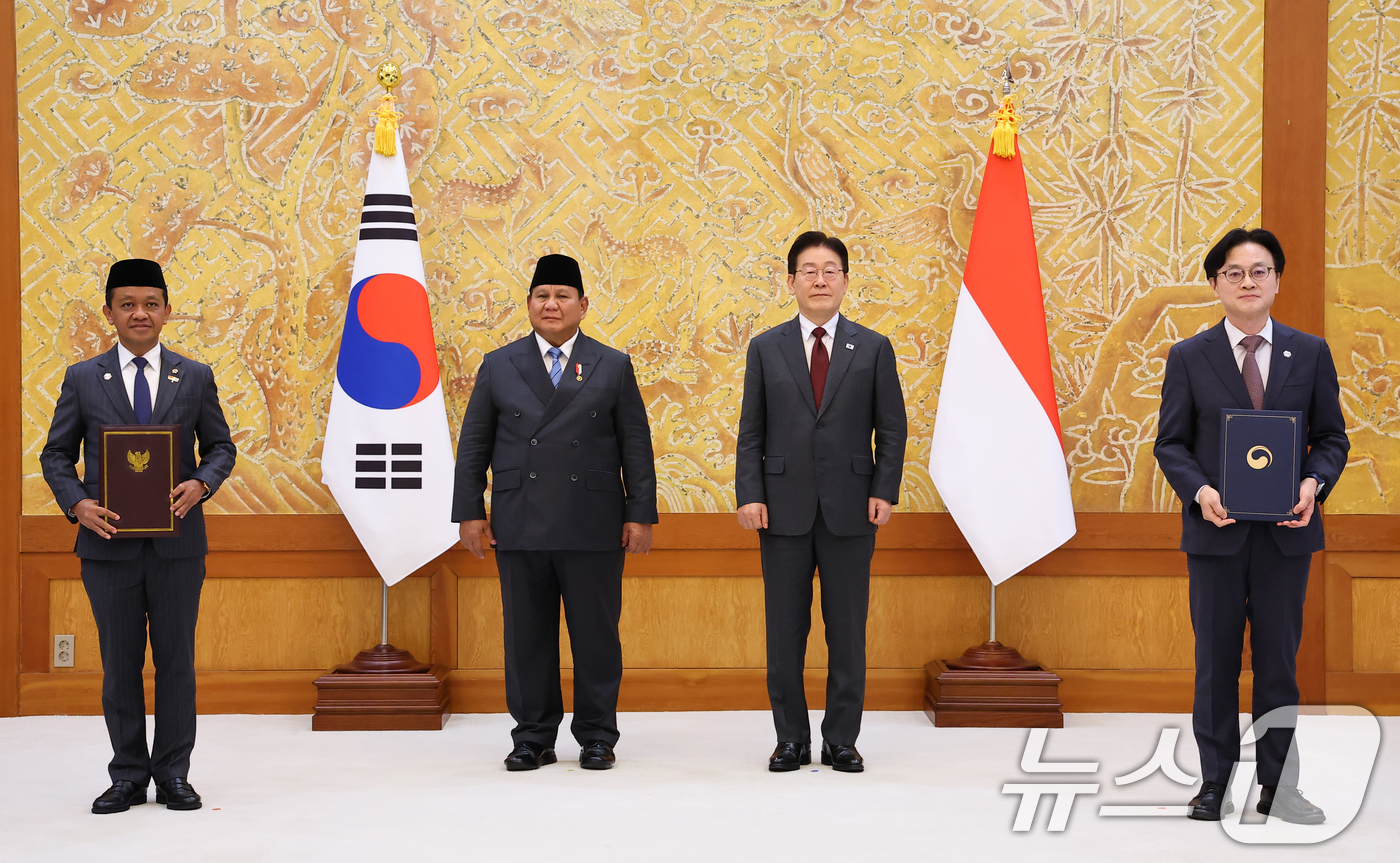 (서울=뉴스1) 이재명 기자 = 김정관 산업통상부 장관과 바흘릴 라하달리아 에너지광물자원부 장관이 1일 청와대에서 이재명 대통령과 프라보워 수비안토 인도네시아 대통령이 임석한 가운 …