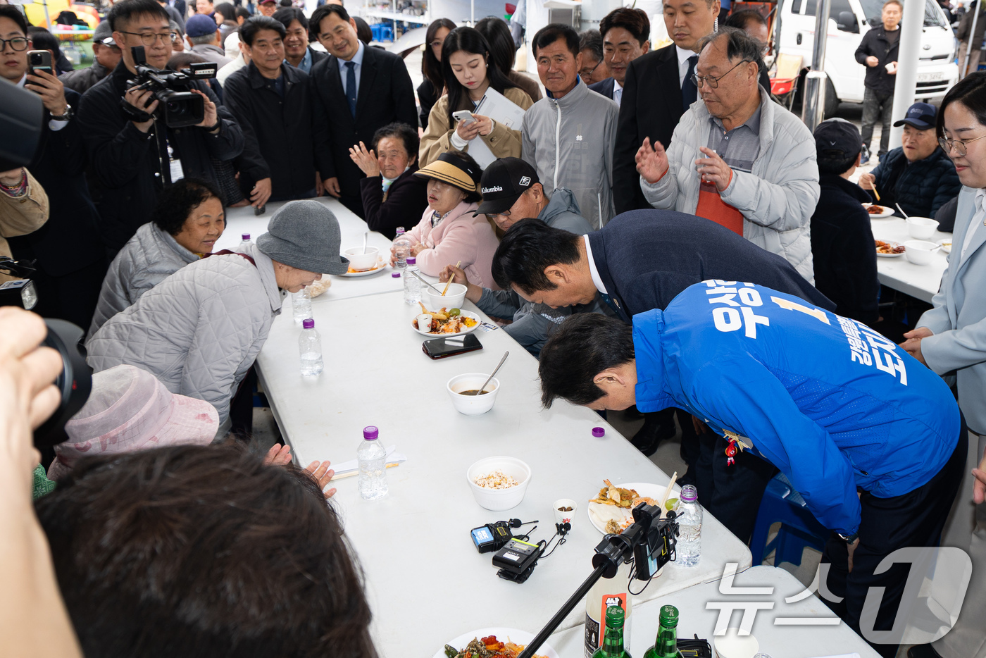 (철원=뉴스1) 유승관 기자 = 더불어민주당 정청래 대표와 우상호 강원특별자치도지사 예비후보가 1일 강원도 철원군 철원종합문화복지센터 다목적구장에서 열린 철원읍 승격 제95주년 기 …