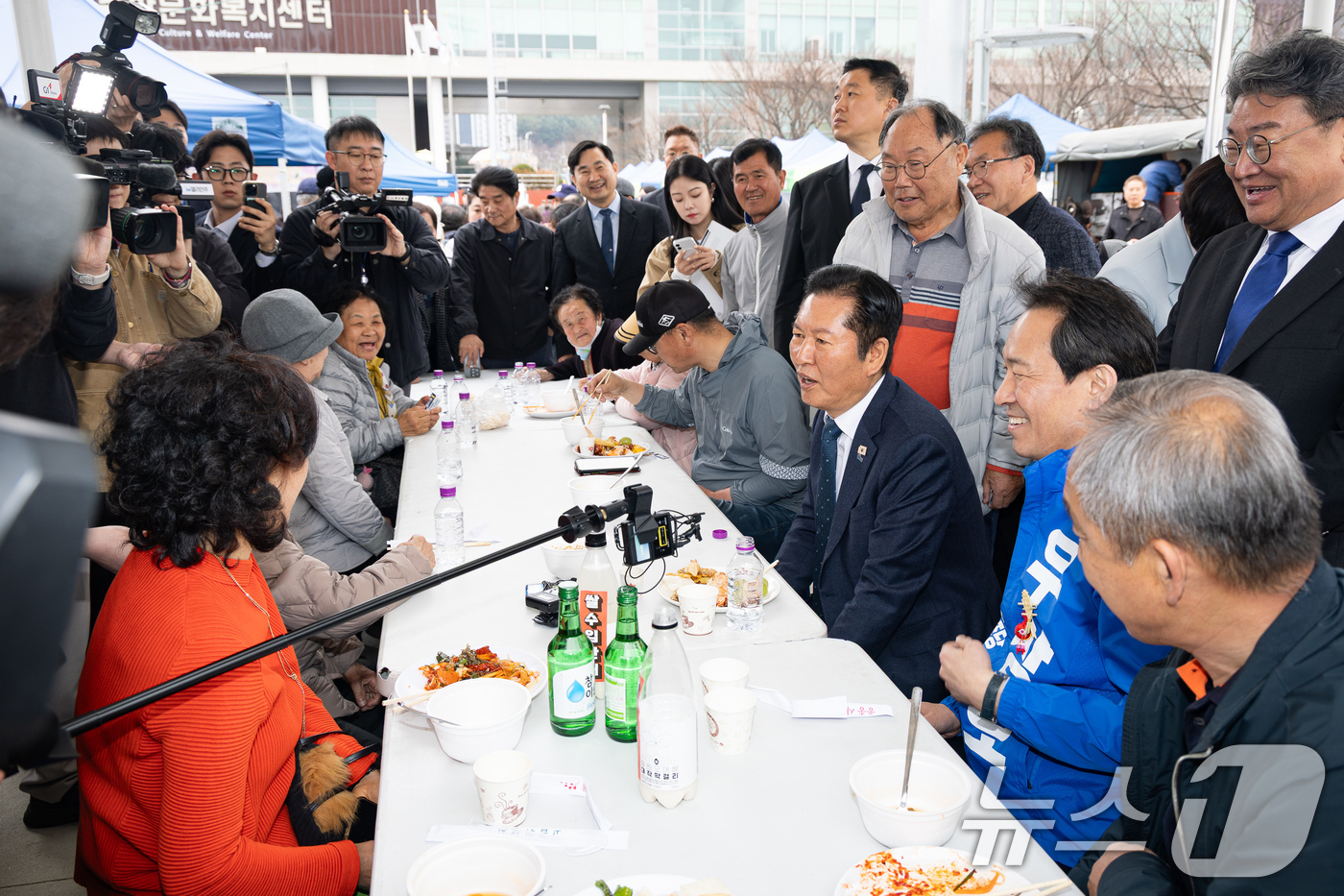 (철원=뉴스1) 유승관 기자 = 더불어민주당 정청래 대표와 우상호 강원특별자치도지사 예비후보가 1일 강원도 철원군 철원종합문화복지센터 다목적구장에서 열린 철원읍 승격 제95주년 기 …