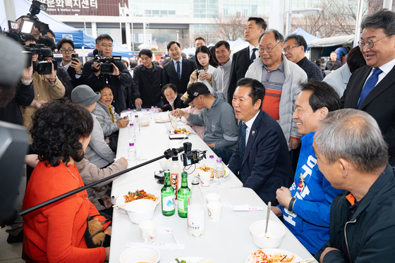 지역 주민들과 대화 나누는 정청래·우상호