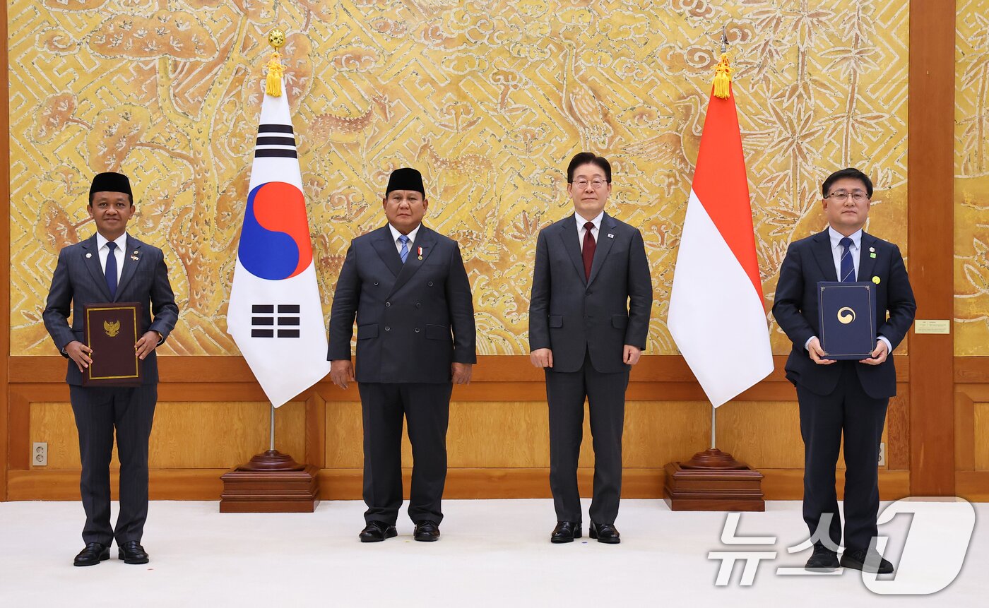 본문 이미지 - 김성환 기후에너지환경부 장관과 바흘릴 라하달리아 에너지광물자원부 장관이 1일 청와대에서 이재명 대통령과 프라보워 수비안토 인도네시아 대통령이 임석한 가운데 청정에너지협력에 관한 양해각서 및 탄소 포집 및 저장 분야 협력에 관한 양해각서를 체결한 뒤 기념촬영을 하고 있다. 2026.4.1 ⓒ 뉴스1 이재명 기자