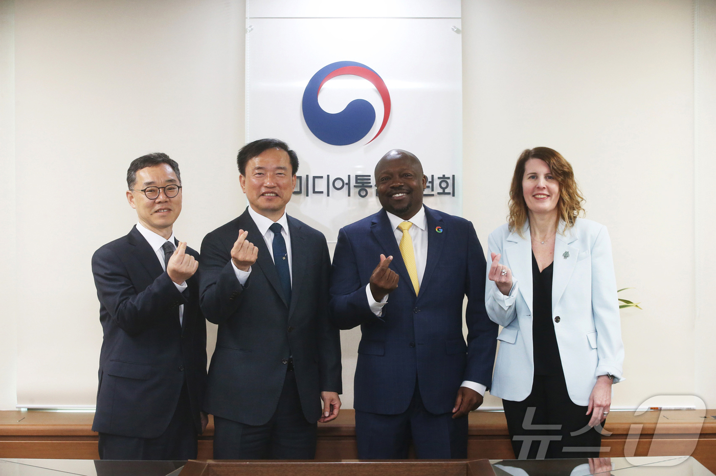 (서울=뉴스1) = 김종철 방송미디어통신위원회 위원장이 1일 정부과천청사에서 윌슨 화이트 구글 글로벌 공공정책 총괄 부사장(오른쪽 두 번째)과 카라 베일리 안드로이드 생태계 전략 …