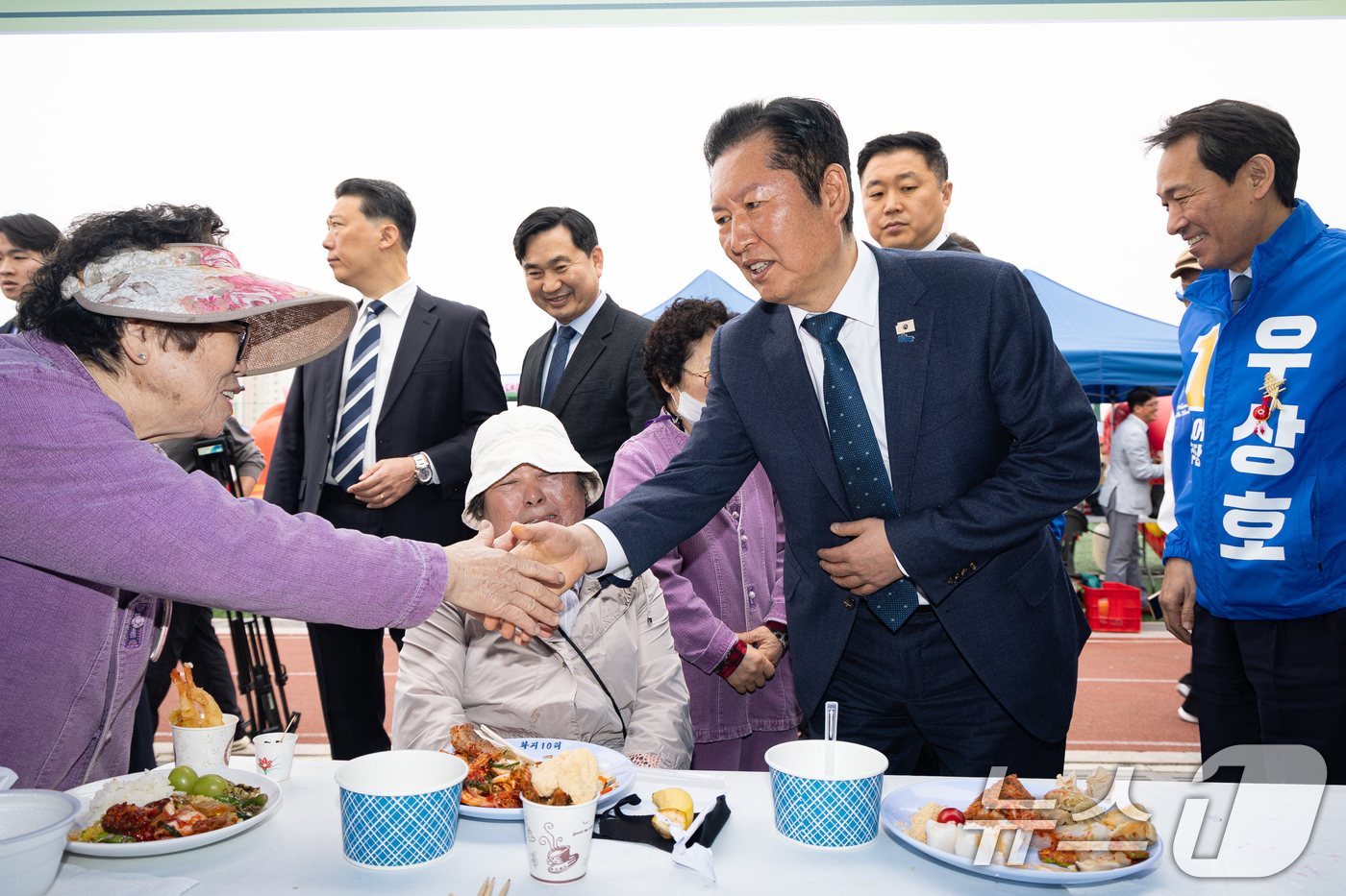 (철원=뉴스1) 유승관 기자 = 더불어민주당 정청래 대표와 우상호 강원특별자치도지사 예비후보가 1일 강원도 철원군 철원종합문화복지센터 다목적구장에서 열린 철원읍 승격 제95주년 기 …