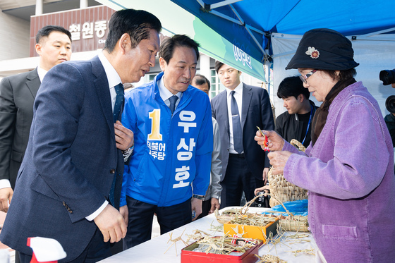 짚공예품 바라보는 정청래·우상호