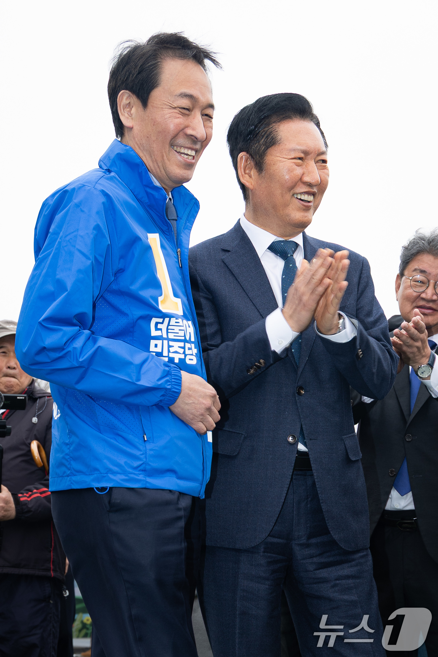 (철원=뉴스1) 유승관 기자 = 더불어민주당 정청래 대표와 우상호 강원특별자치도지사 예비후보가 1일 강원도 철원군 철원종합문화복지센터 다목적구장에서 열린 철원읍 승격 제95주년 기 …