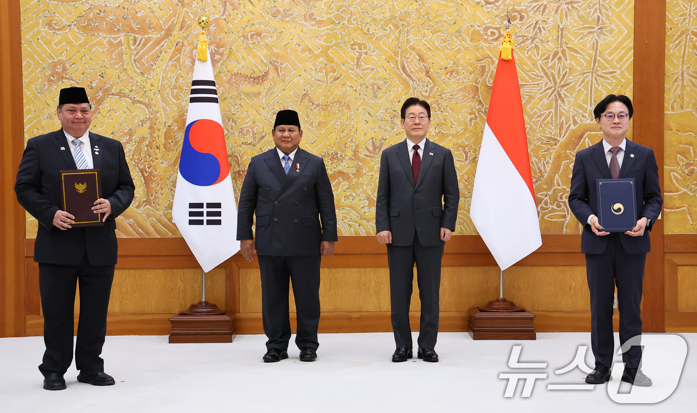 (서울=뉴스1) 이재명 기자 = 김정관 산업통상부 장관과 아이를랑가 하르타르토 경제조정부 장관이 1일 청와대에서 이재명 대통령과 프라보워 수비안토 인도네시아 대통령이 임석한 가운데 …