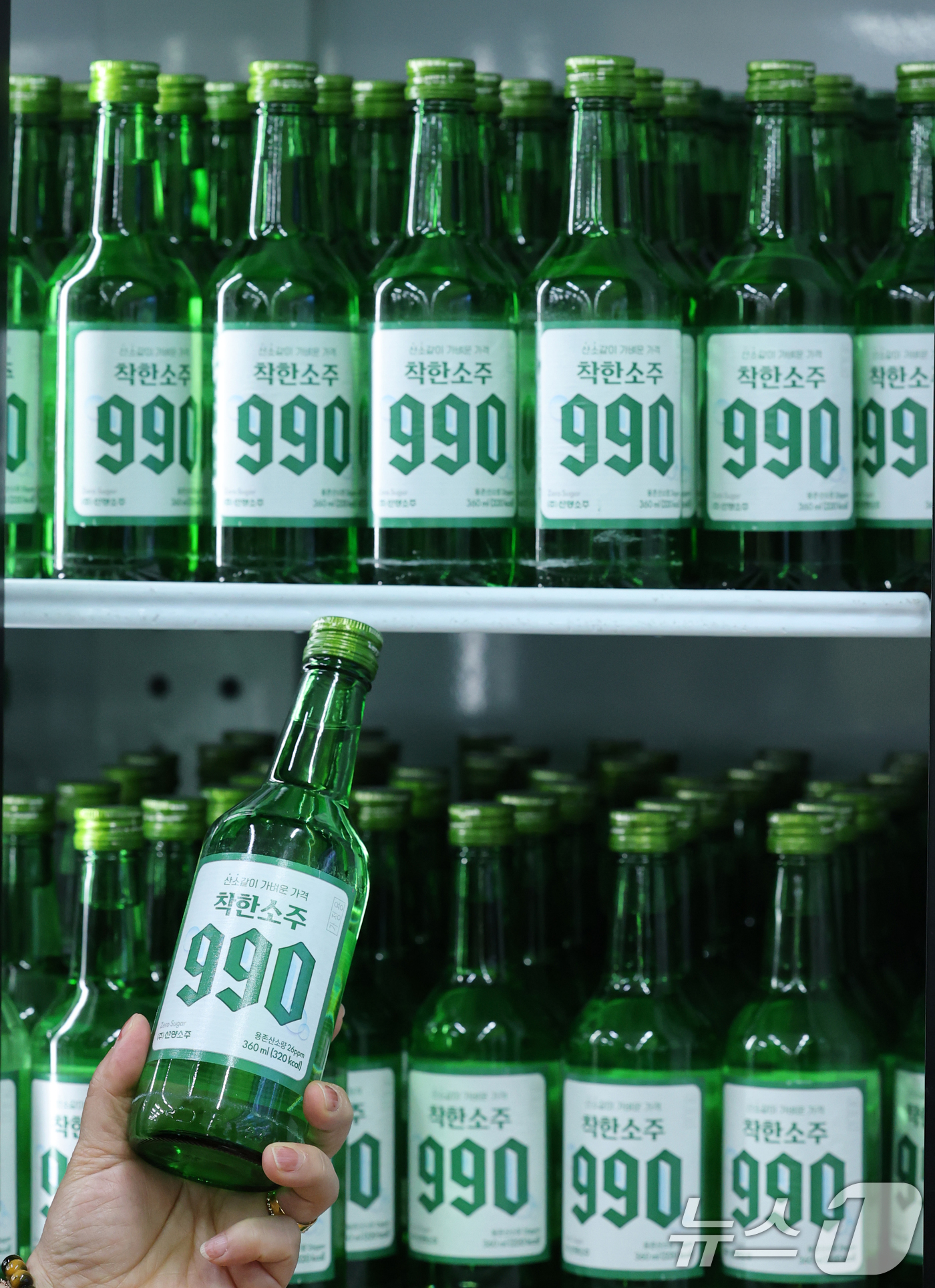 (대전=뉴스1) 김기태 기자 = 1일 대전 동구 신도꼼지락시장 내 후생사에서 선양소주가 진행한 ‘착한소주 990’ 출시 행사에서 시민이 소주를 구매하고 있다.선양소주는 소상공인시장 …