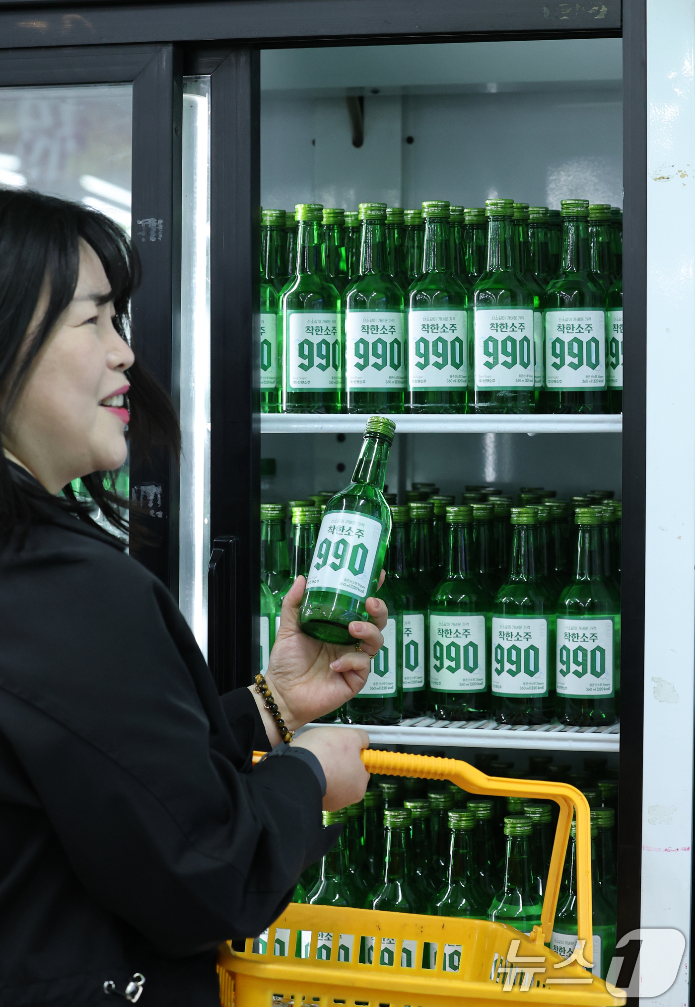 (대전=뉴스1) 김기태 기자 = 1일 대전 동구 신도꼼지락시장 내 후생사에서 선양소주가 진행한 ‘착한소주 990’ 출시 행사에서 시민이 소주를 구매하고 있다.선양소주는 소상공인시장 …