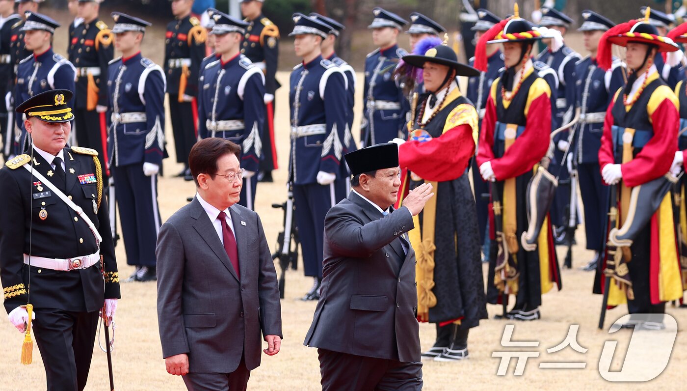 본문 이미지 - 이재명 대통령과 프라보워 수비안토 인도네시아 대통령이 1일 청와대에서 열린 공식 환영식에서 의장대를 사열하고 있다. 2026.4.1 ⓒ 뉴스1 이재명 기자