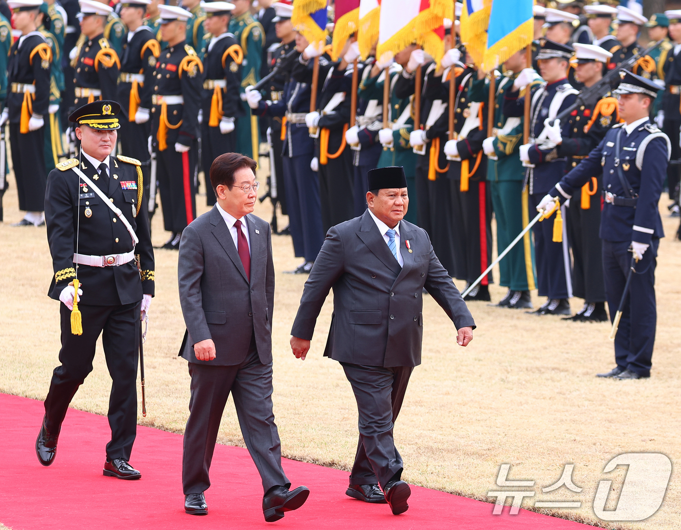 (서울=뉴스1) 이재명 기자 = 이재명 대통령과 프라보워 수비안토 인도네시아 대통령이 1일 청와대에서 열린 공식 환영식에서 의장대를 사열하고 있다. 2026.4.1/뉴스1