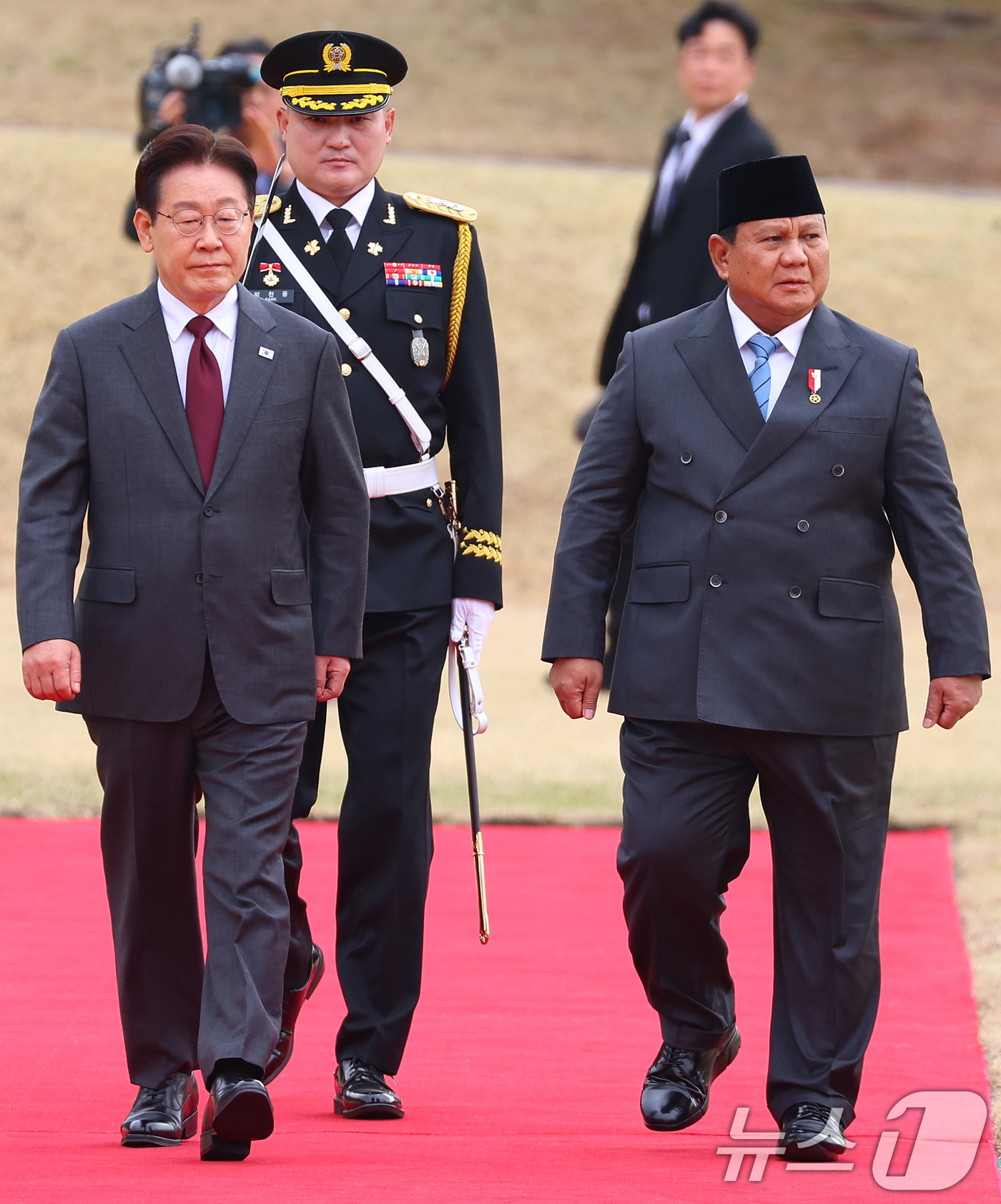 (서울=뉴스1) 이재명 기자 = 이재명 대통령과 프라보워 수비안토 인도네시아 대통령이 1일 청와대에서 열린 공식 환영식에서 의장대를 사열하고 있다. 2026.4.1/뉴스1