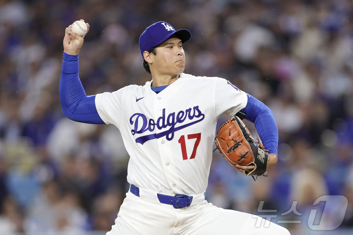 본문 이미지 - LA 다저스 오타니 쇼헤이가 1일(한국시간) 열린 2026 메이저리그 클리블랜드 가디언스전에서 선발 투수로 나가 6이닝을 무실점으로 막고 시즌 첫 승을 수확했다. ⓒ AFP=뉴스1