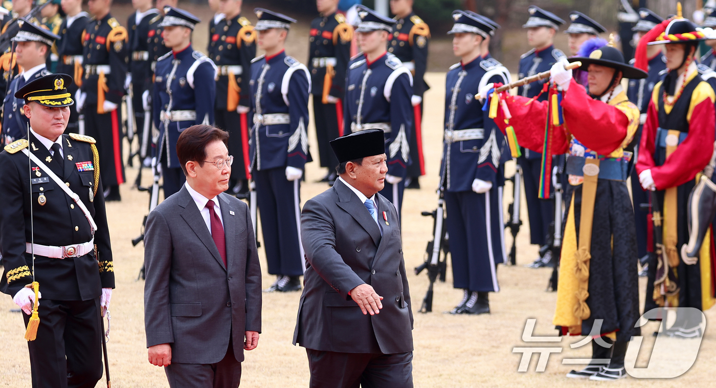 (서울=뉴스1) 이재명 기자 = 이재명 대통령과 프라보워 수비안토 인도네시아 대통령이 1일 청와대에서 열린 공식 환영식에서 의장대를 사열하고 있다. 2026.4.1/뉴스1