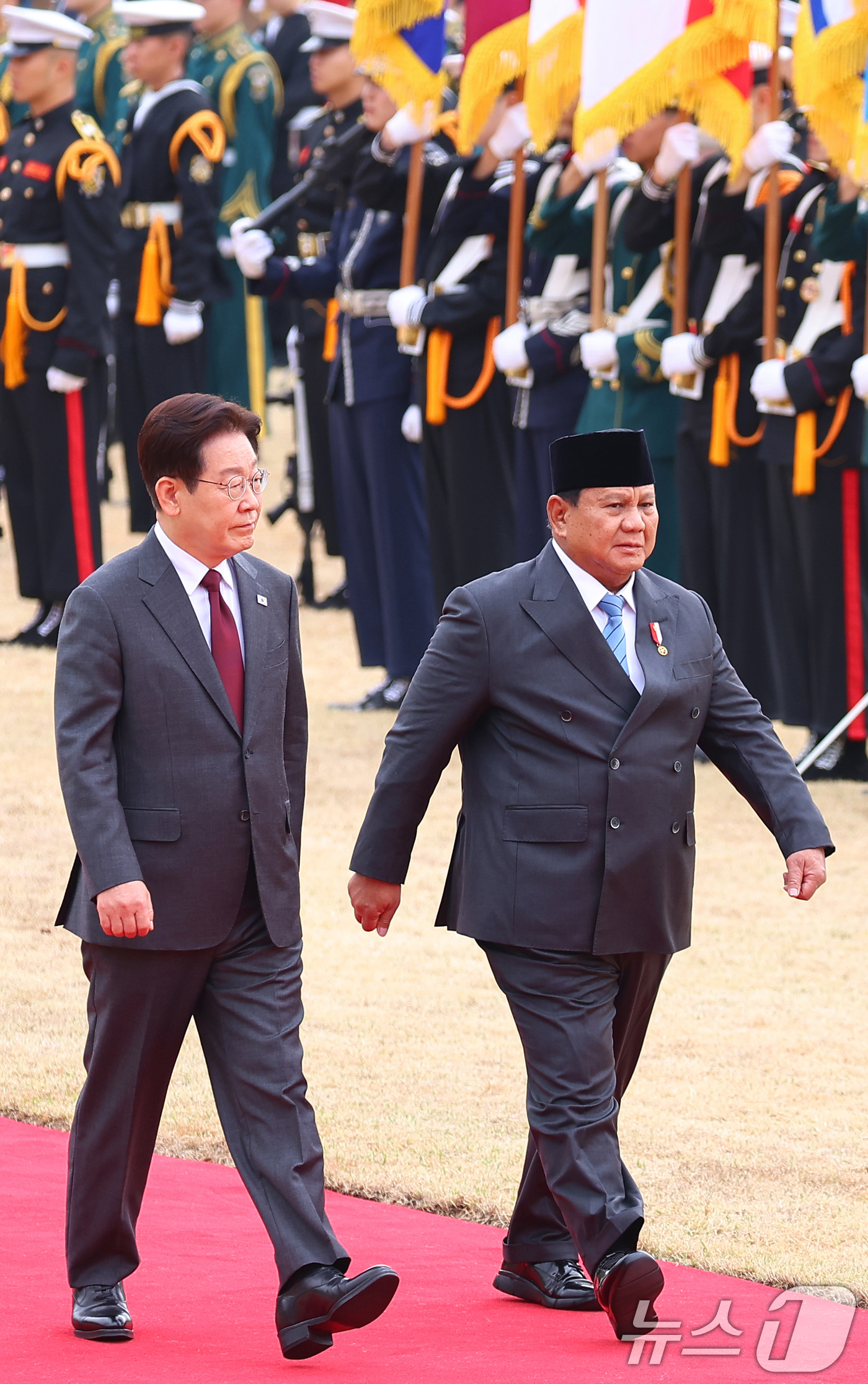 (서울=뉴스1) 이재명 기자 = 이재명 대통령과 프라보워 수비안토 인도네시아 대통령이 1일 청와대에서 열린 공식 환영식에서 의장대를 사열하고 있다. 2026.4.1/뉴스1