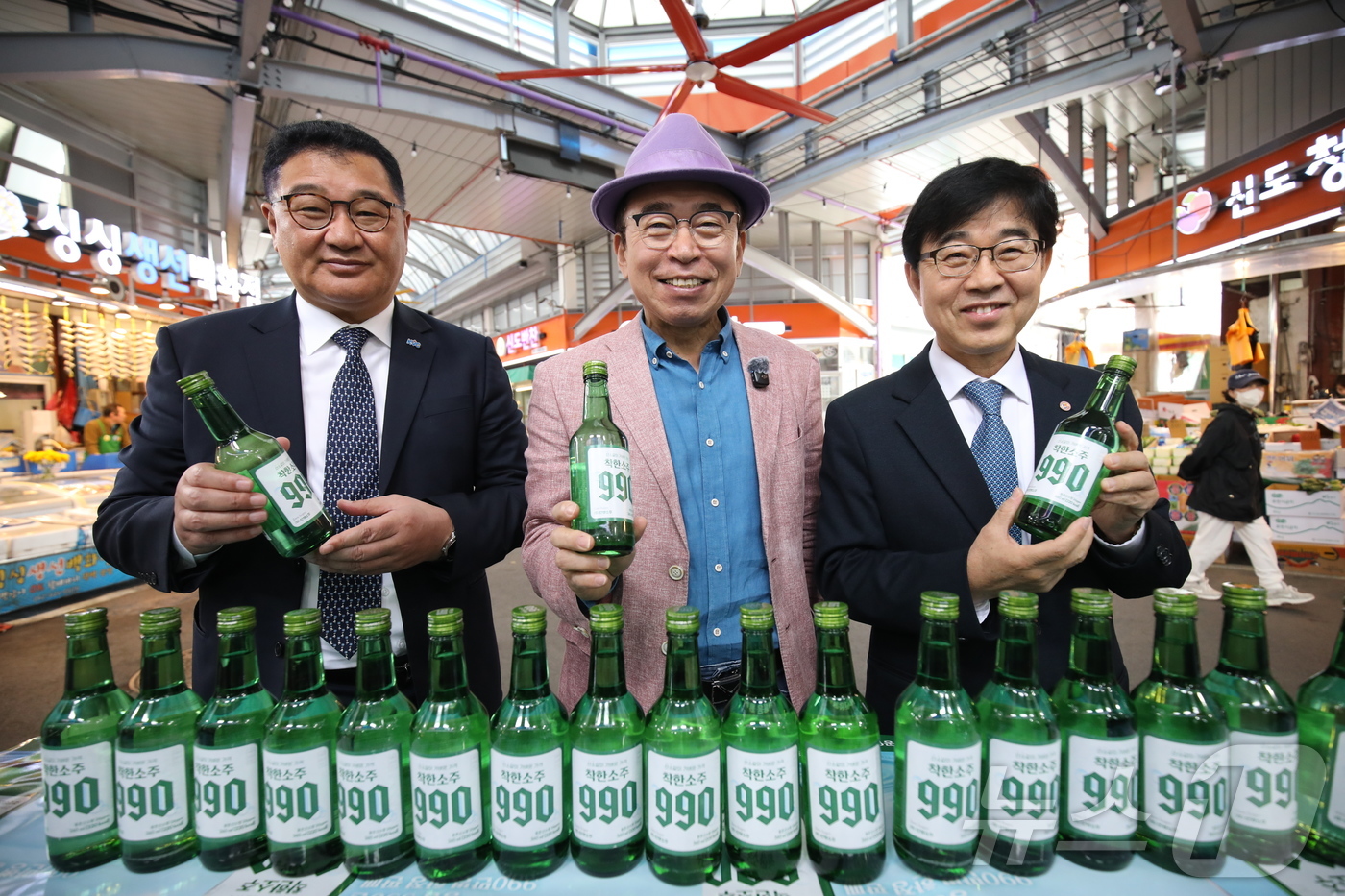 (대전=뉴스1) 김기태 기자 = 분류 : 전국 > 대전ㆍ충남선양소주 990원 소주 출시(대전=뉴스1) 김기태 기자최초작성 : 2026.04.01 13:40 | 최종수정 : 20 …