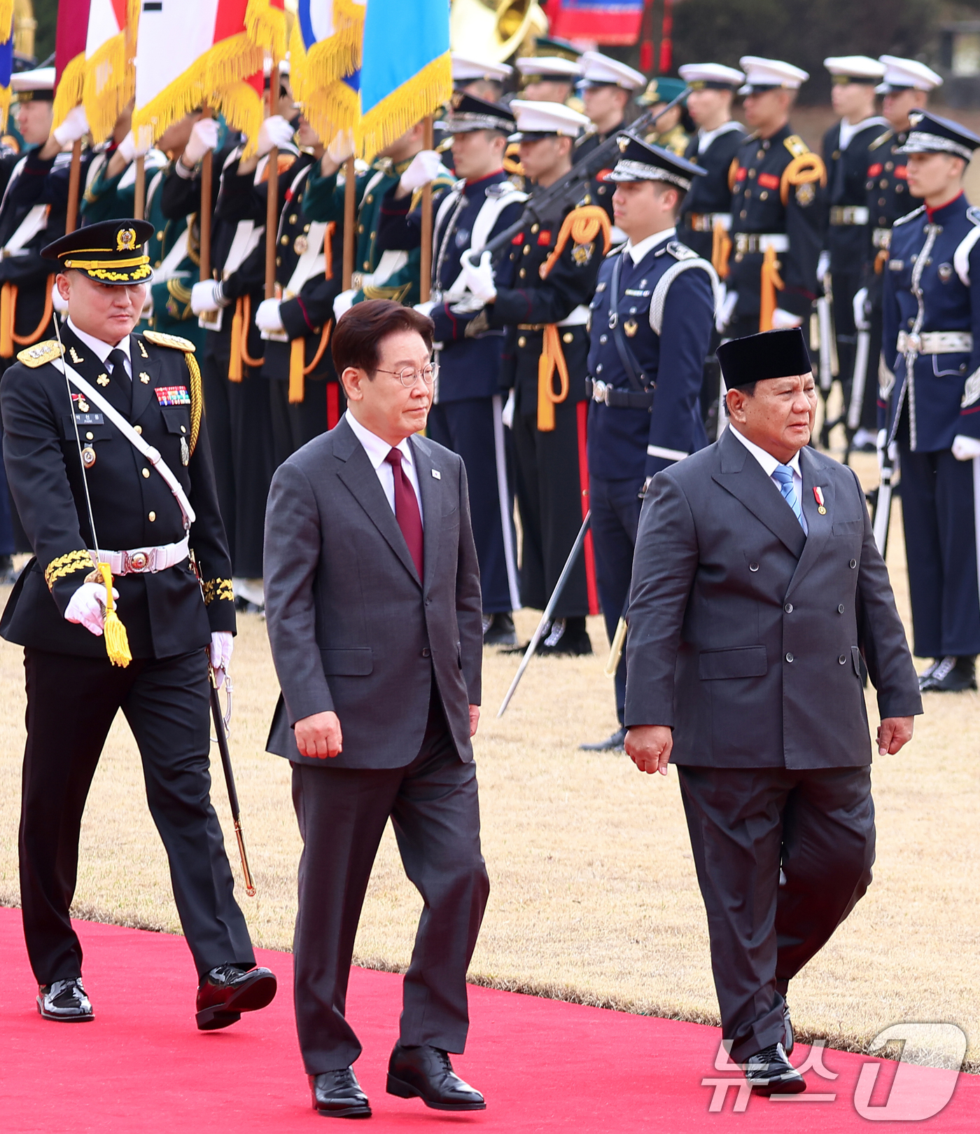 (서울=뉴스1) 이재명 기자 = 이재명 대통령과 프라보워 수비안토 인도네시아 대통령이 1일 청와대에서 열린 공식 환영식에서 의장대를 사열하고 있다. 2026.4.1/뉴스1