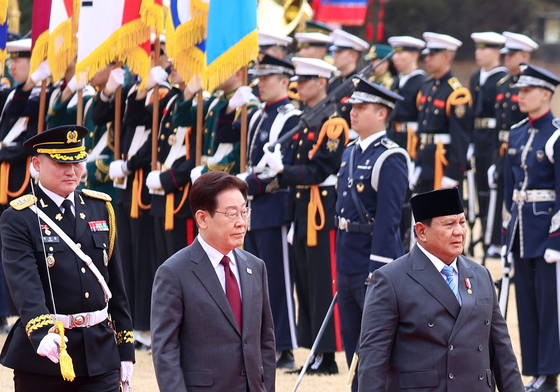 의장대 사열하는 한·인니 정상