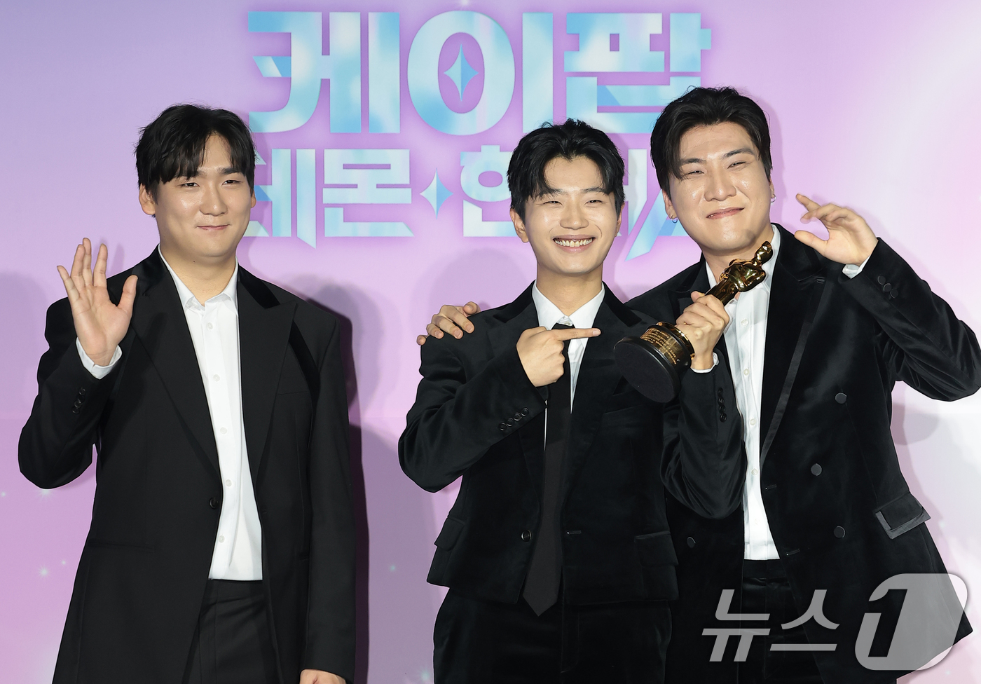 (서울=뉴스1) 권현진 기자 = 프로듀서 IDO(아이디오) 남희동(왼쪽부터)과 이유한, 곽중규가 1일 서울 용산구 CGV 용산아이파크몰에서 열린 넷플릭스 영화 ‘케이팝 데몬 헌터스 …