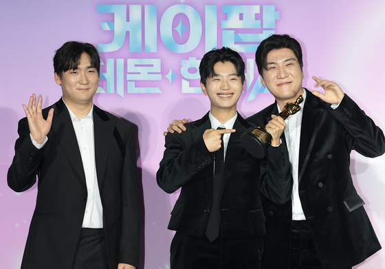 포즈 취하는 프로듀서 아이디오